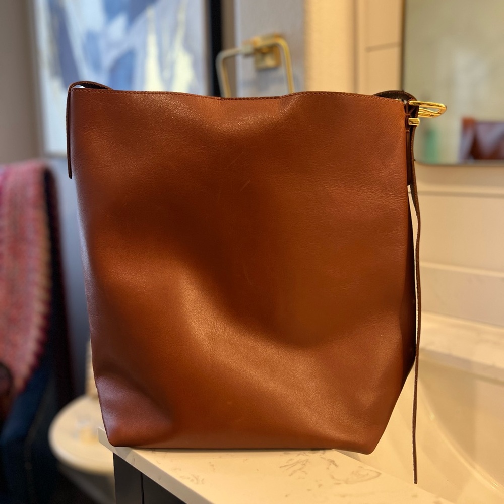 Madewell The Essential Bucket Tote in Warm Cinnamon
